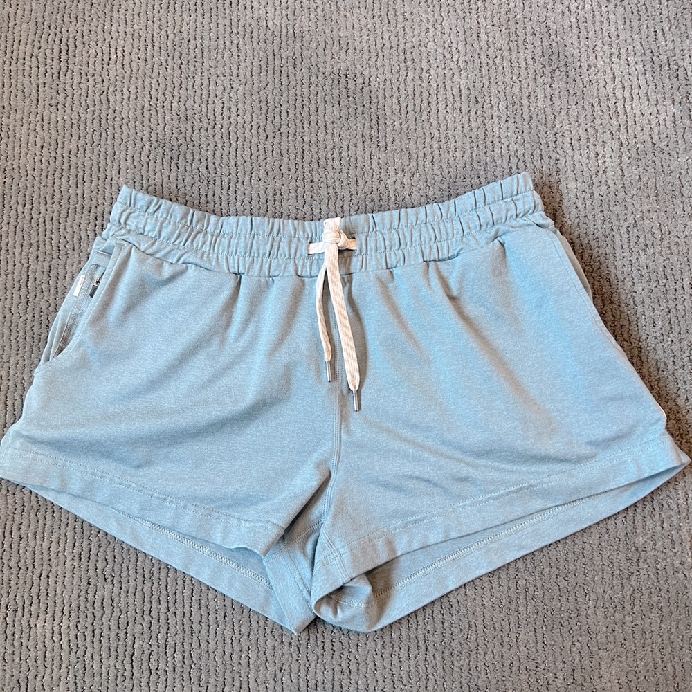 Vuori Halo Performance Women's Shorts (v. 1.0) size Small in Shade Heather